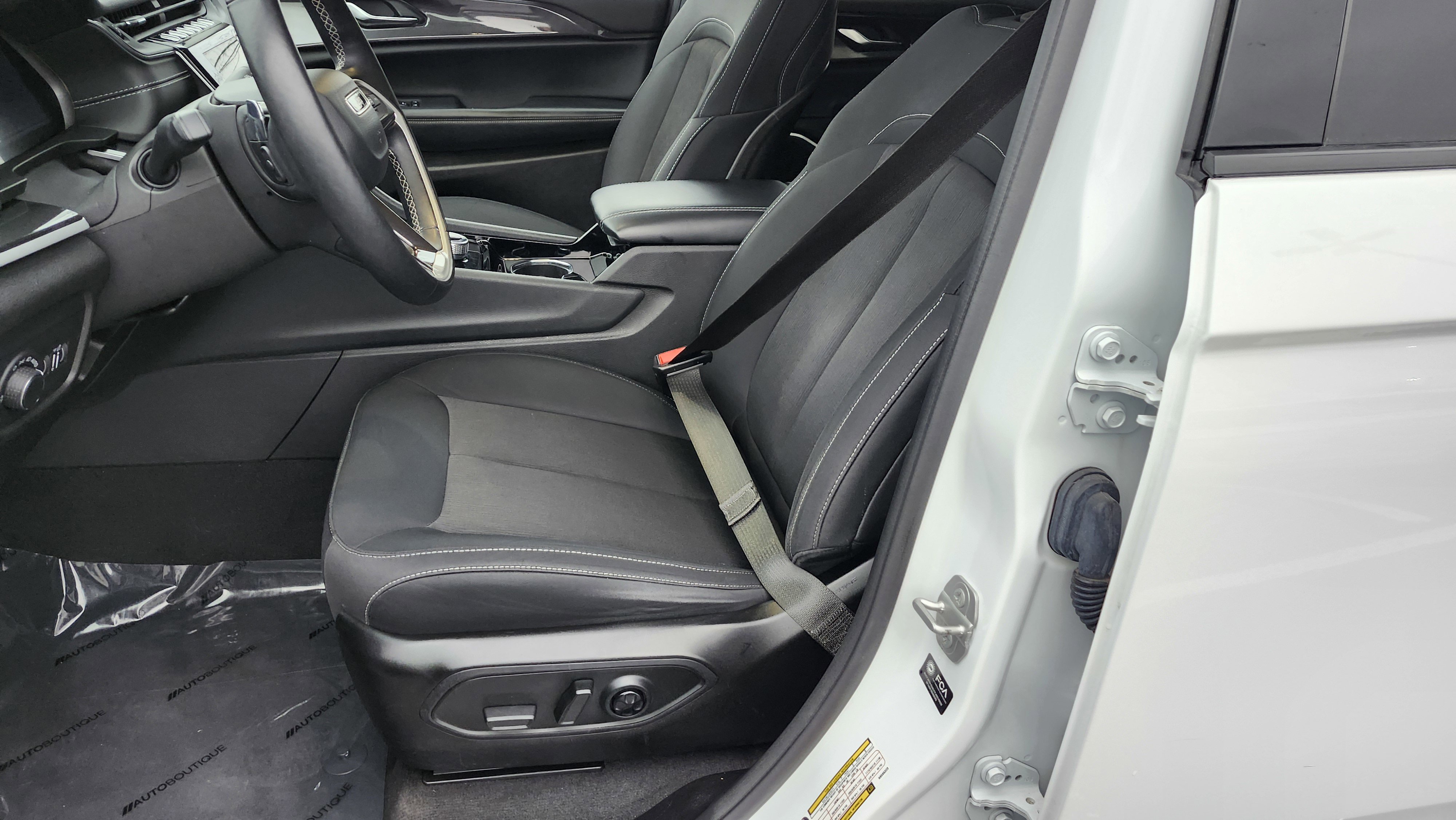 Used 2022 Jeep Grand Cherokee L Laredo w/ Luxury Tech Group I image 25