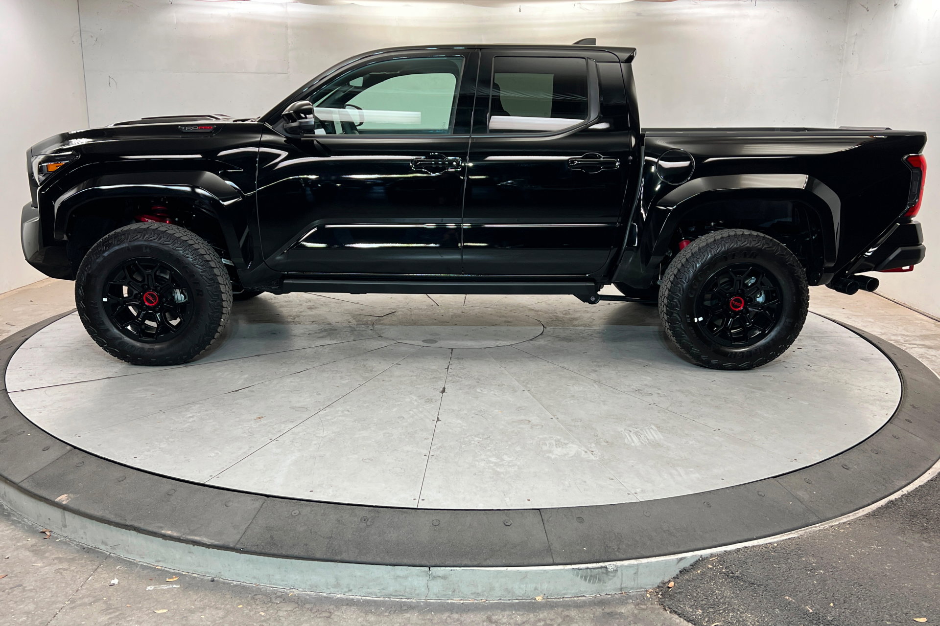 Certified 2025 Toyota Tacoma TRD Off-Road AWD/4WD image 2
