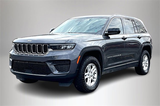 Used 2024 Jeep Grand Cherokee Laredo image 2