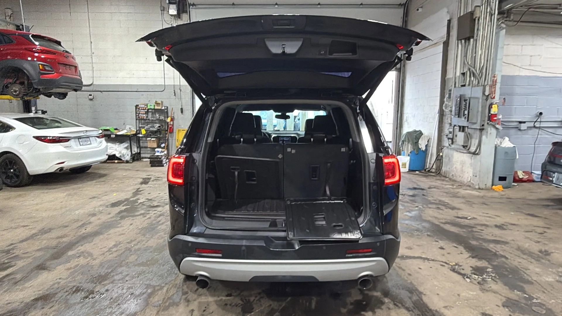 Used 2019 GMC Acadia SLT w/ LPO, Floor Liner Package FWD image 27