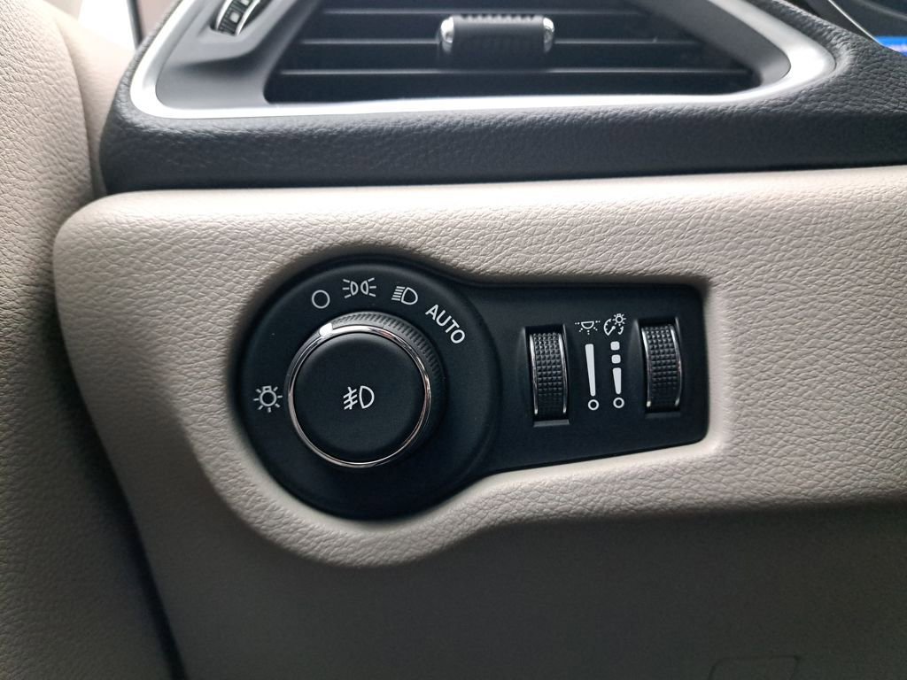 Used 2017 Chrysler Pacifica Limited image 25