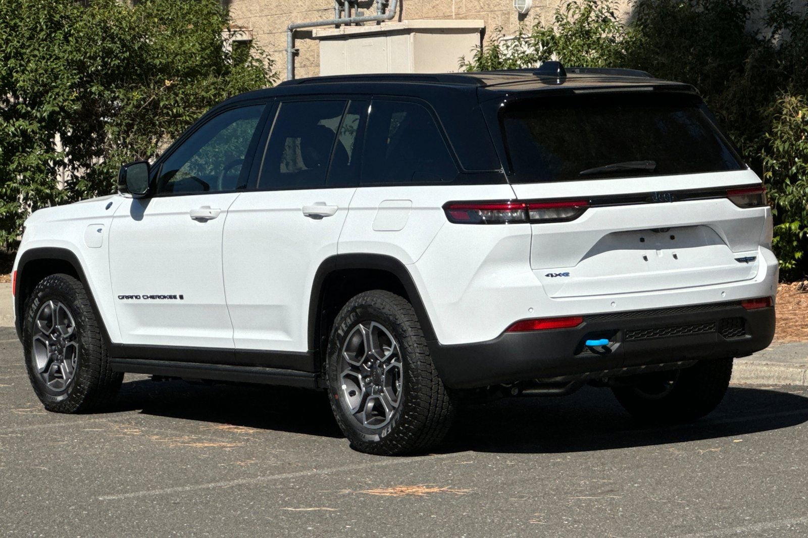 New 2023 Jeep Grand Cherokee Trailhawk w/ Advanced Protech Group II AWD/4WD image 5