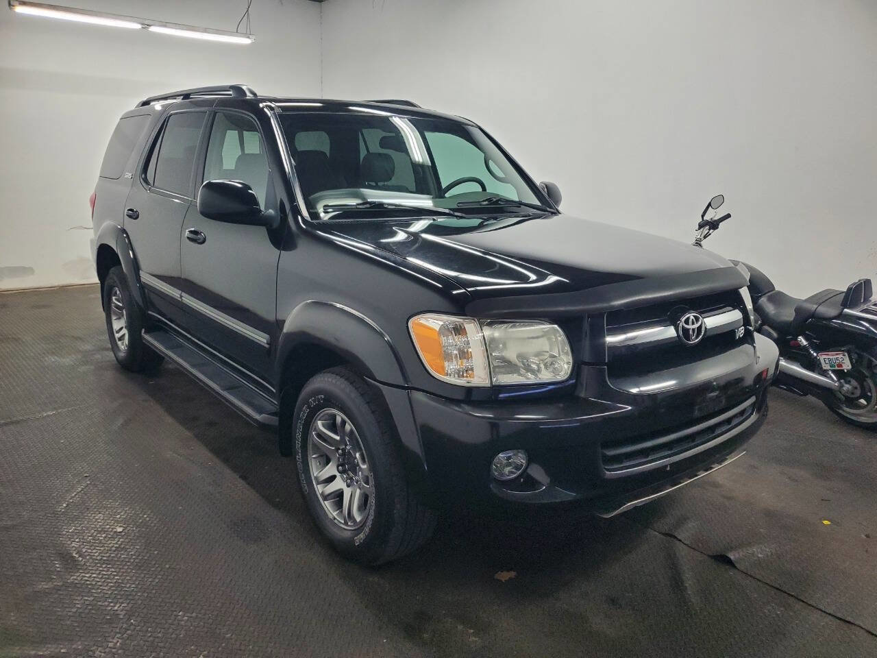 Used 2005 Toyota Sequoia SR5 AWD/4WD image 3