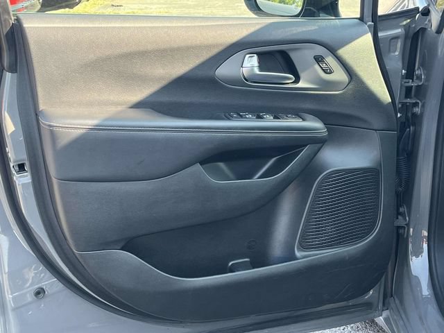 Used 2025 Chrysler Pacifica Select FWD image 14