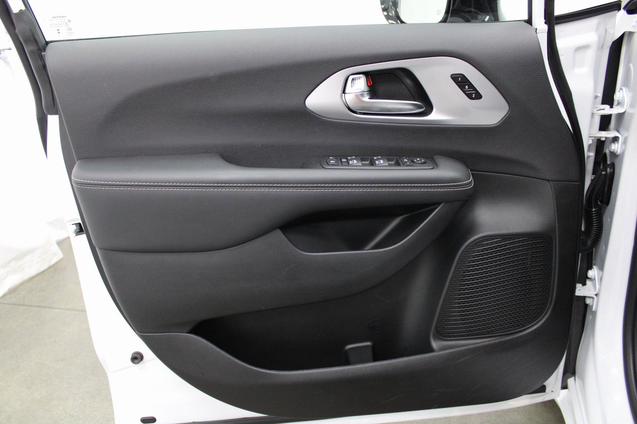 Used 2025 Chrysler Pacifica Limited image 9