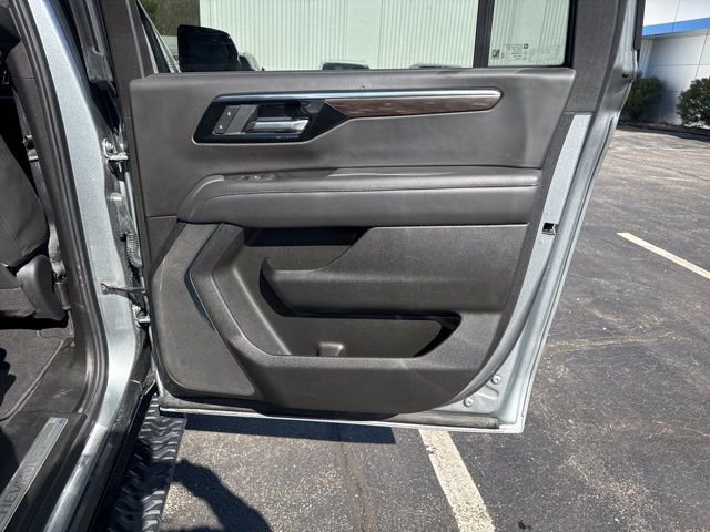 Used 2025 Chevrolet Suburban Z71 AWD/4WD image 26