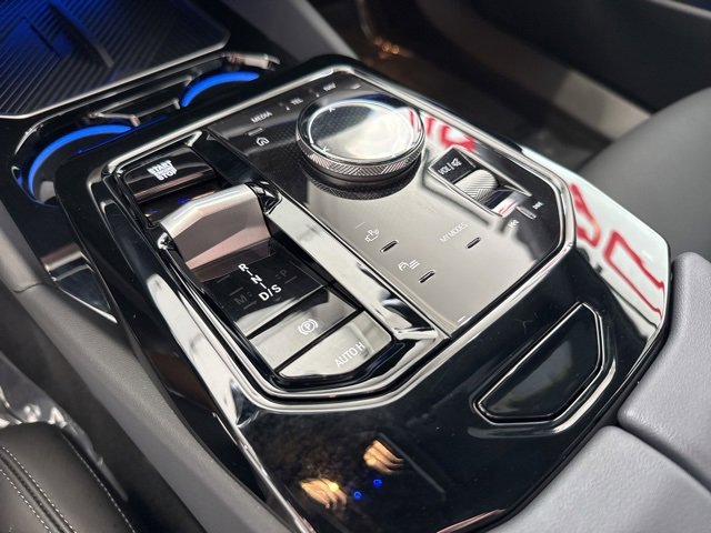 Used 2024 BMW 540i xDrive w/ M Sport Package image 25