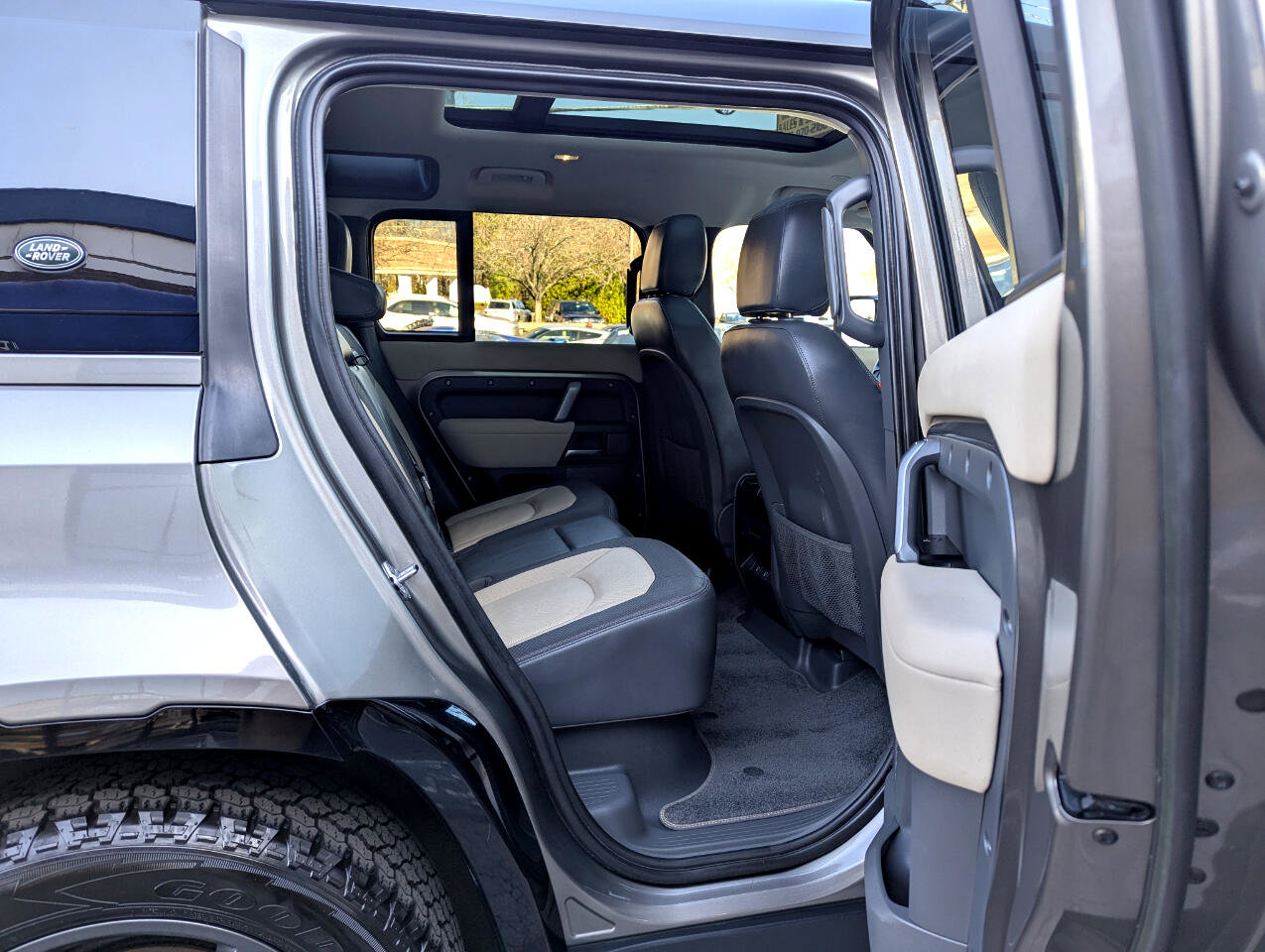 Used 2023 Land Rover Defender 110 X-Dynamic SE image 46