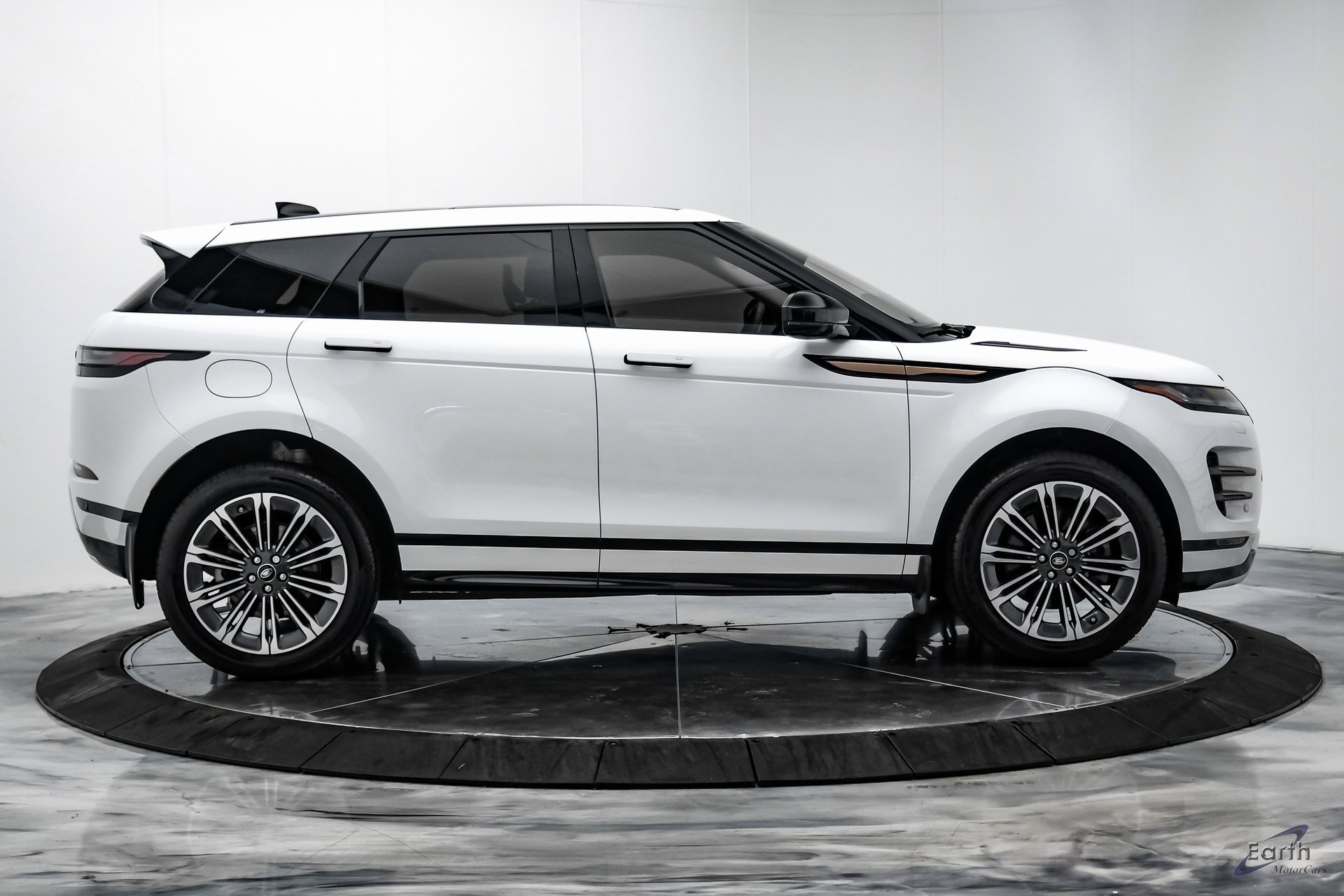 Used 2024 Land Rover Range Rover Evoque Dynamic SE image 16