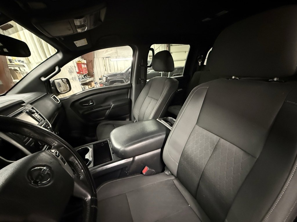 Used 2018 Nissan Titan SV w/ SV Convenience Package image 11