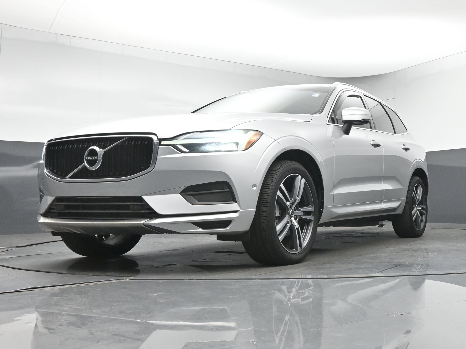 Used 2018 Volvo XC60 T5 Momentum w/ Vision Package AWD/4WD image 12