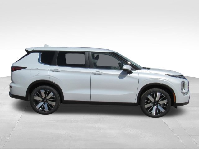 New 2026 Mitsubishi Outlander SE FWD image 2