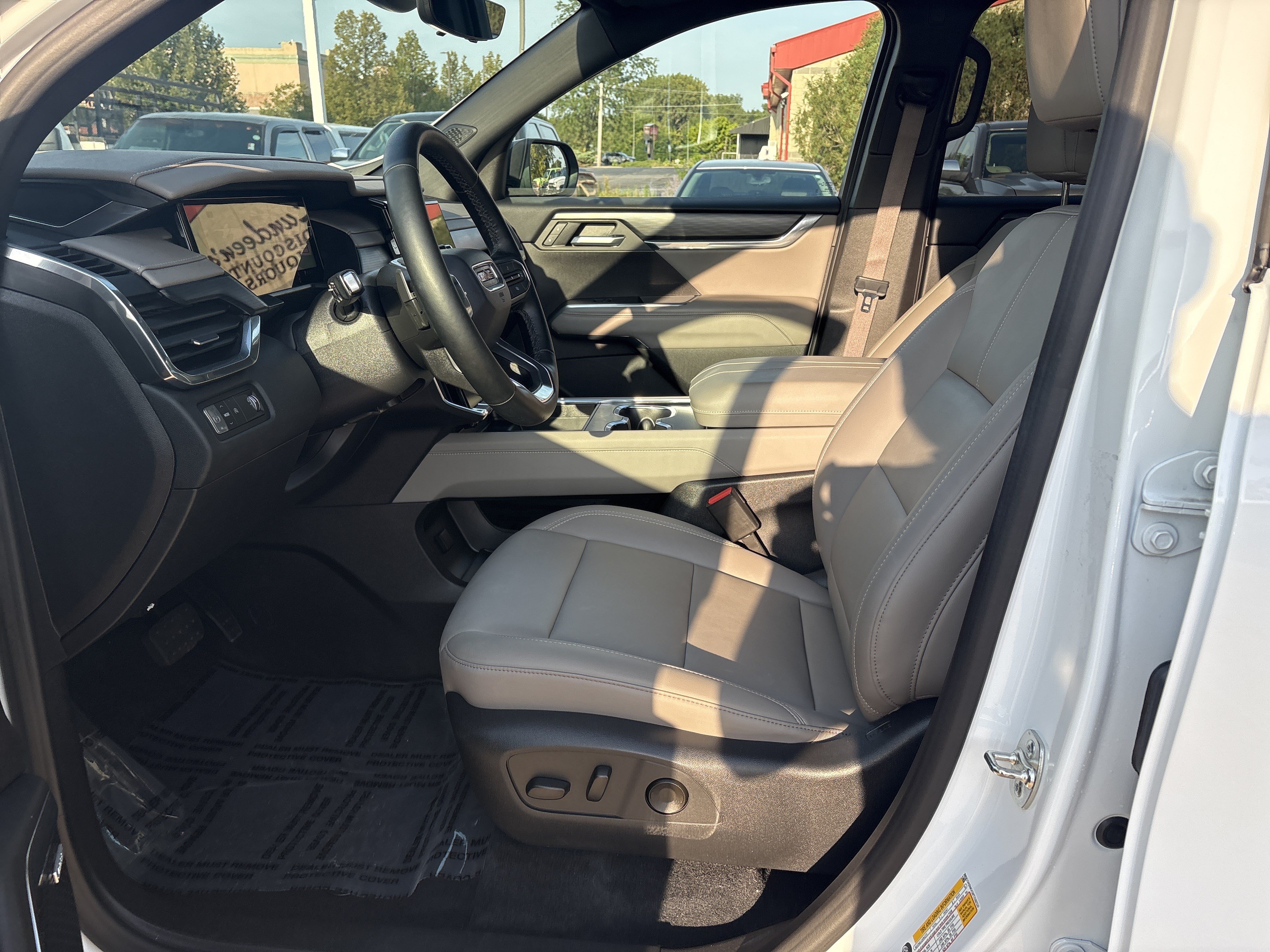 Used 2026 GMC Acadia Elevation w/ Elevation Premium Package FWD image 11