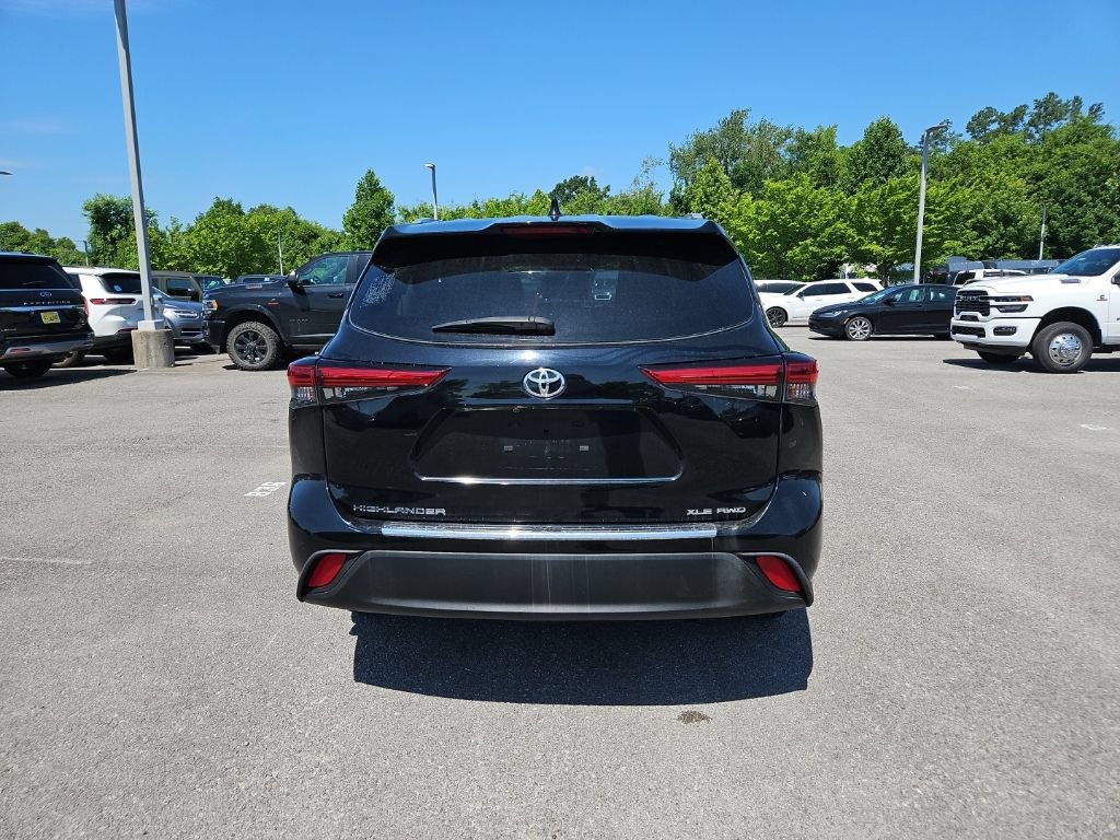 Used 2022 Toyota Highlander XLE AWD/4WD image 6