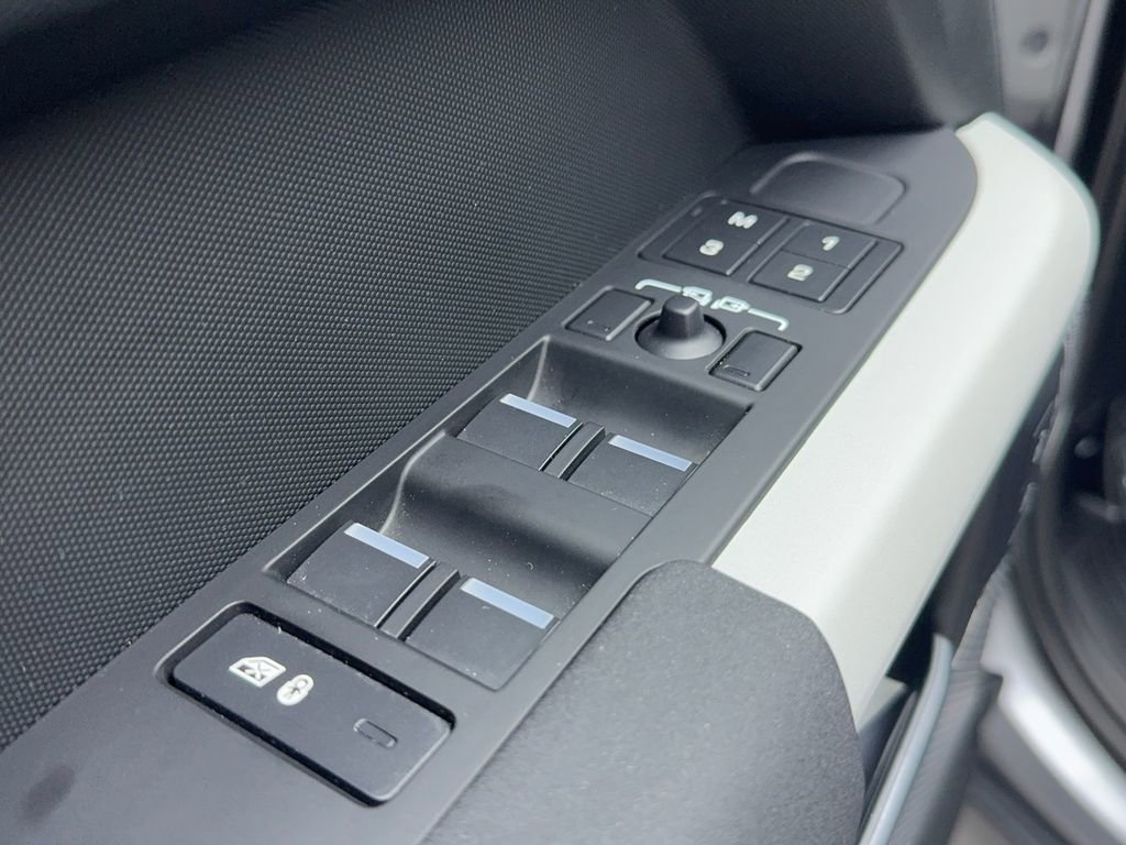 Used 2023 Land Rover Defender 110 SE image 41
