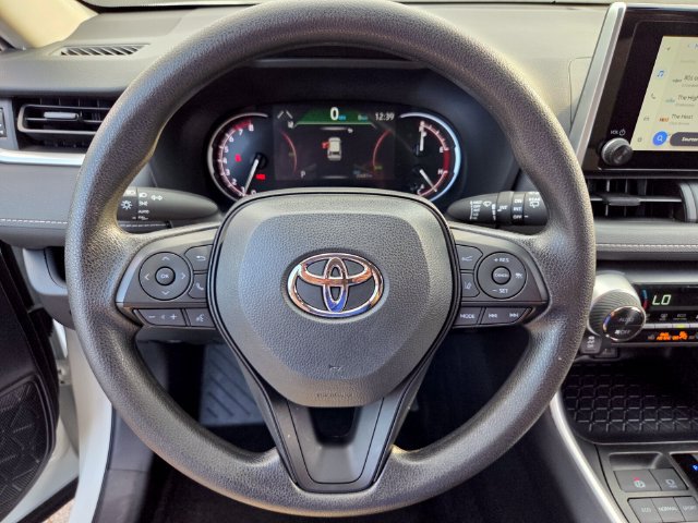 Used 2025 Toyota RAV4 XLE FWD image 32