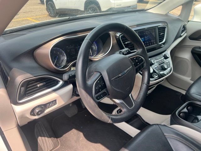 Used 2018 Chrysler Pacifica Touring-L FWD image 14