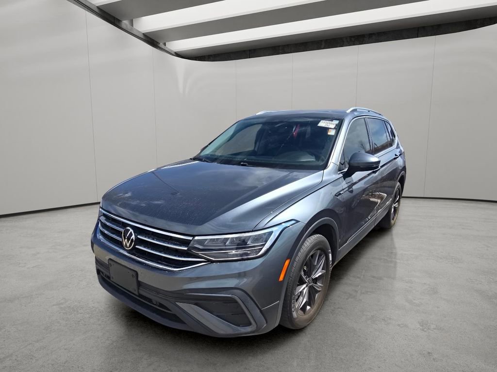 Used 2022 Volkswagen Tiguan SE w/ Panoramic Sunroof Package image 2