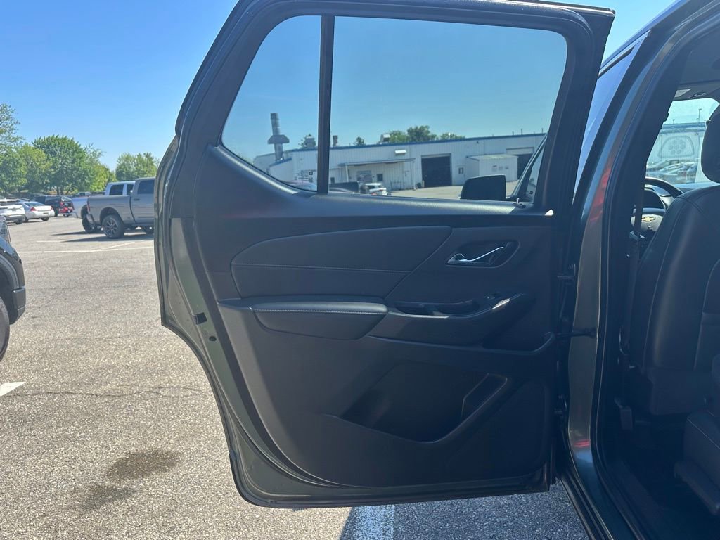 Certified 2022 Chevrolet Traverse LT w/ LT Premium Package AWD/4WD image 8