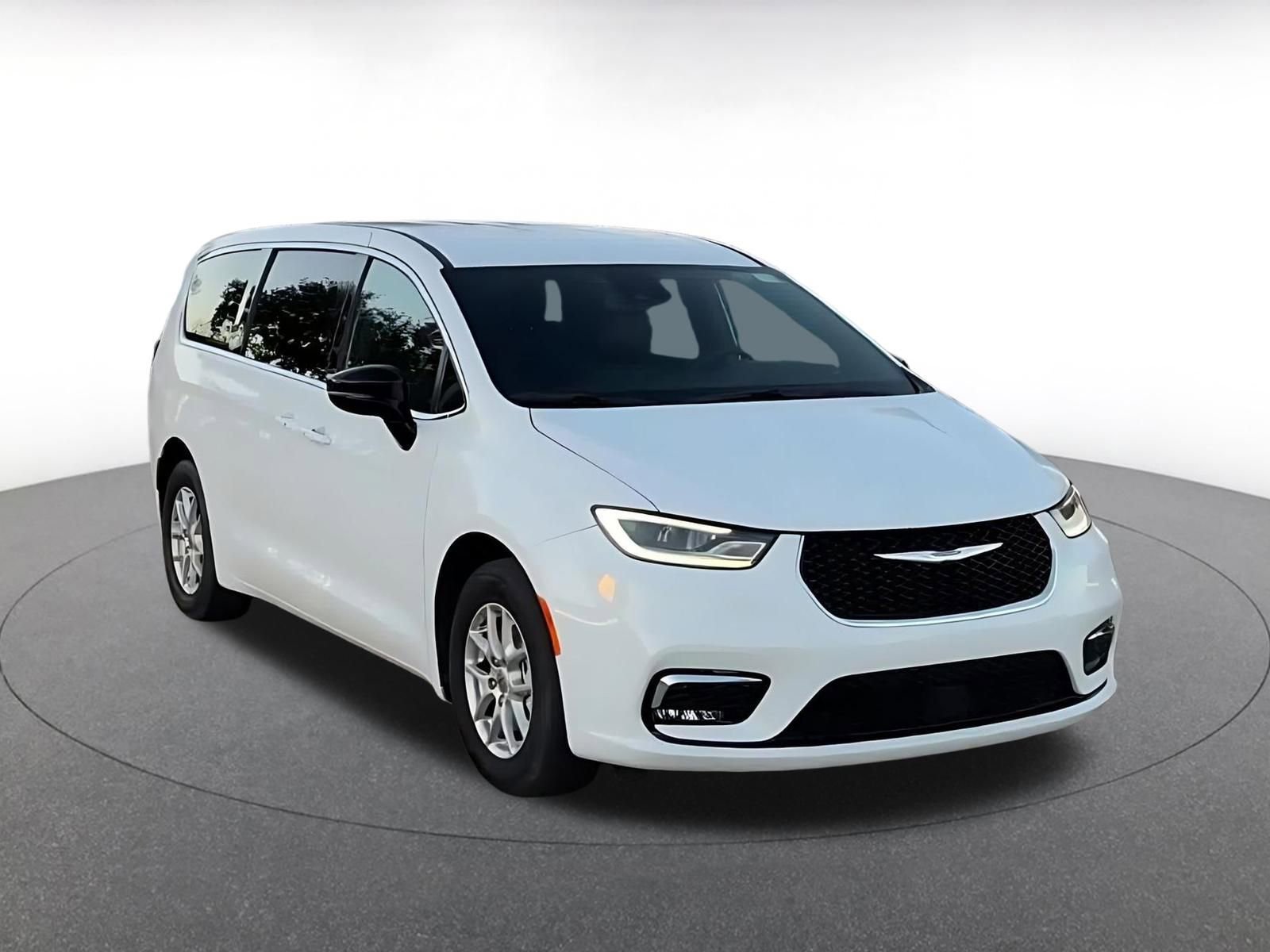 Used 2025 Chrysler Pacifica Select image 3