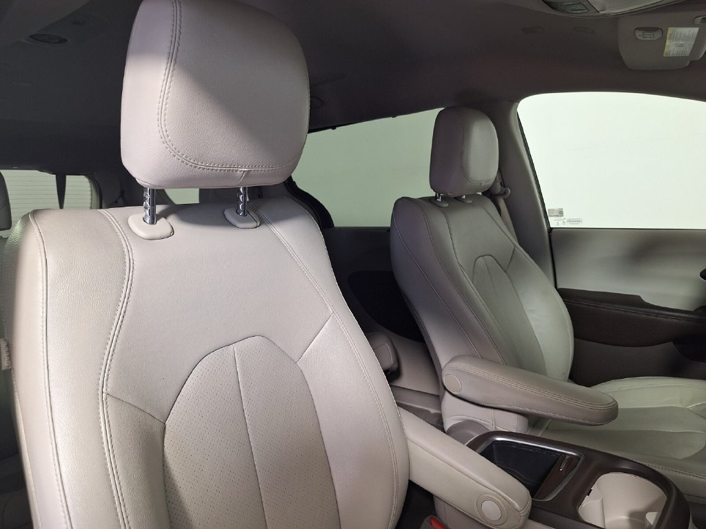 Used 2021 Chrysler Pacifica Touring-L FWD image 26