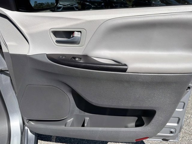 Used 2018 Toyota Sienna LE image 14