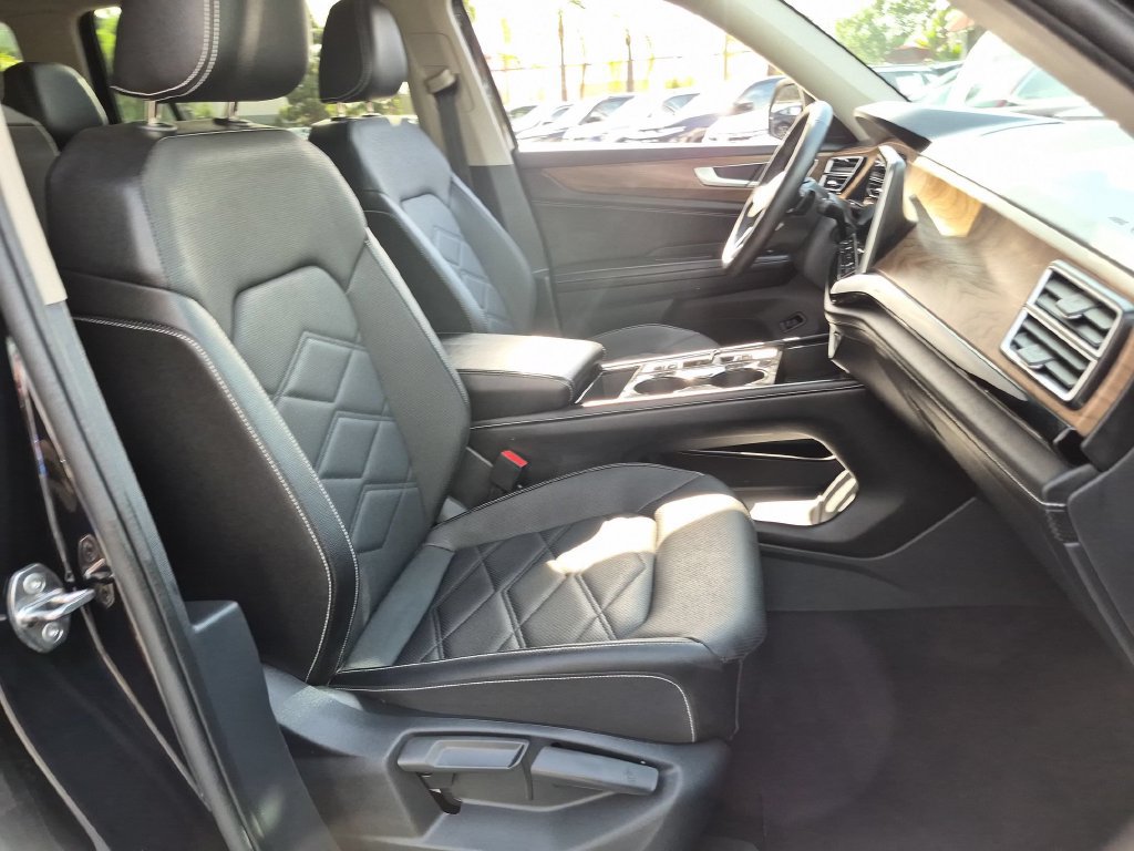 Used 2025 Volkswagen Atlas SE FWD image 32