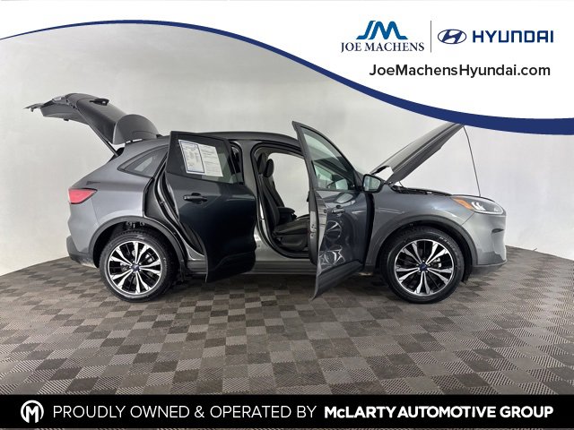 Used 2022 Ford Escape SE w/ SE Sport Appearance Package image 15