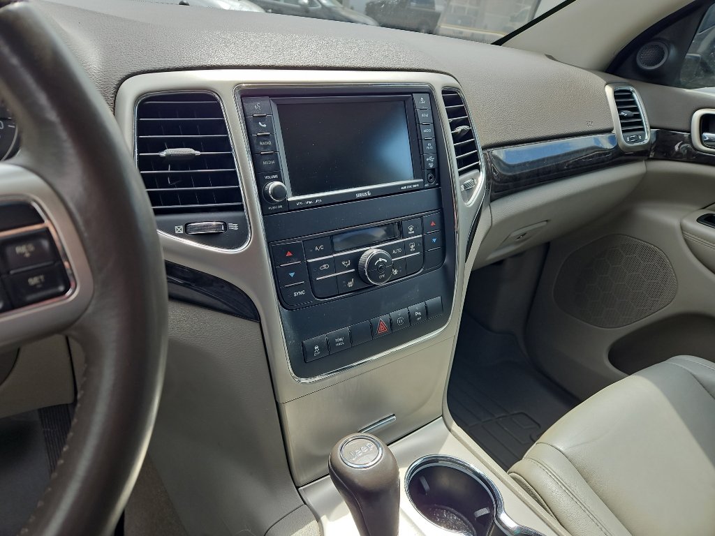Used 2011 Jeep Grand Cherokee Laredo AWD/4WD image 12