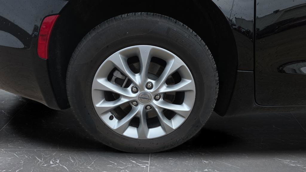 Used 2025 Chrysler Pacifica Select AWD/4WD image 27
