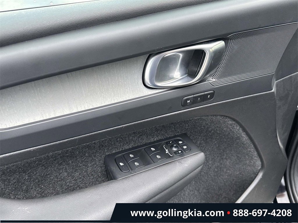 Used 2025 Volvo XC40 B5 Plus image 16