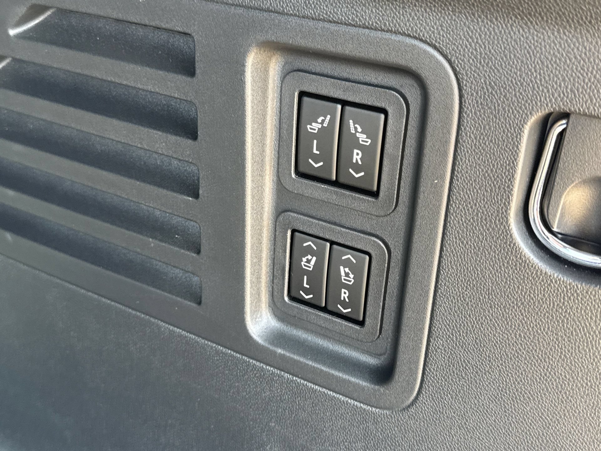 Used 2026 Chevrolet Traverse RS FWD image 9