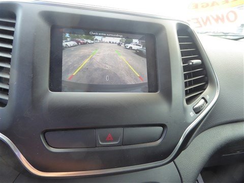 Used 2019 Jeep Cherokee Latitude Plus w/ Comfort/Convenience Group image 12