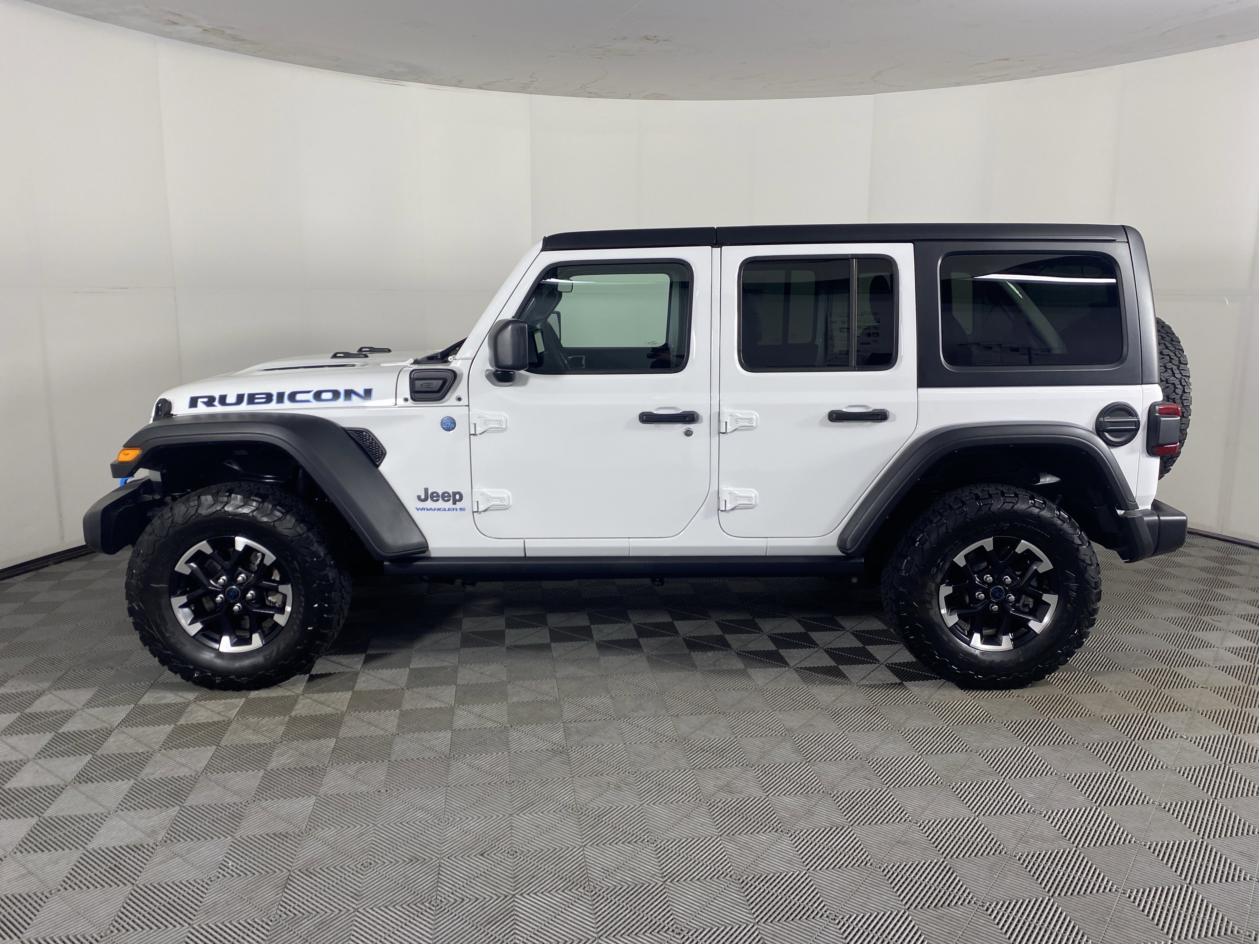 Used 2025 Jeep Wrangler Unlimited Rubicon 4xe w/ Convenience Group AWD/4WD image 10