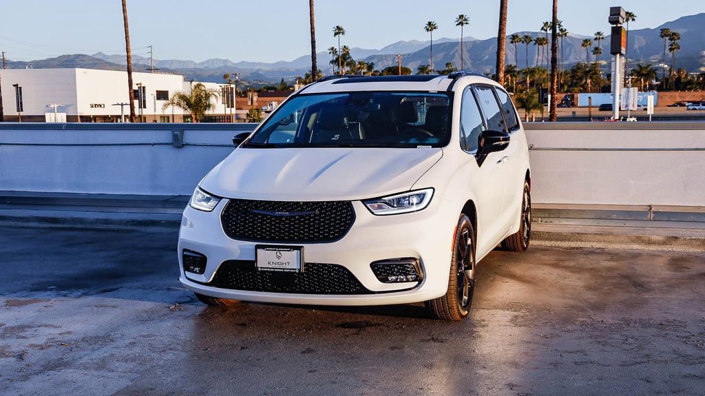 New 2026 Chrysler Pacifica Limited w/ S Appearance Package AWD/4WD image 4