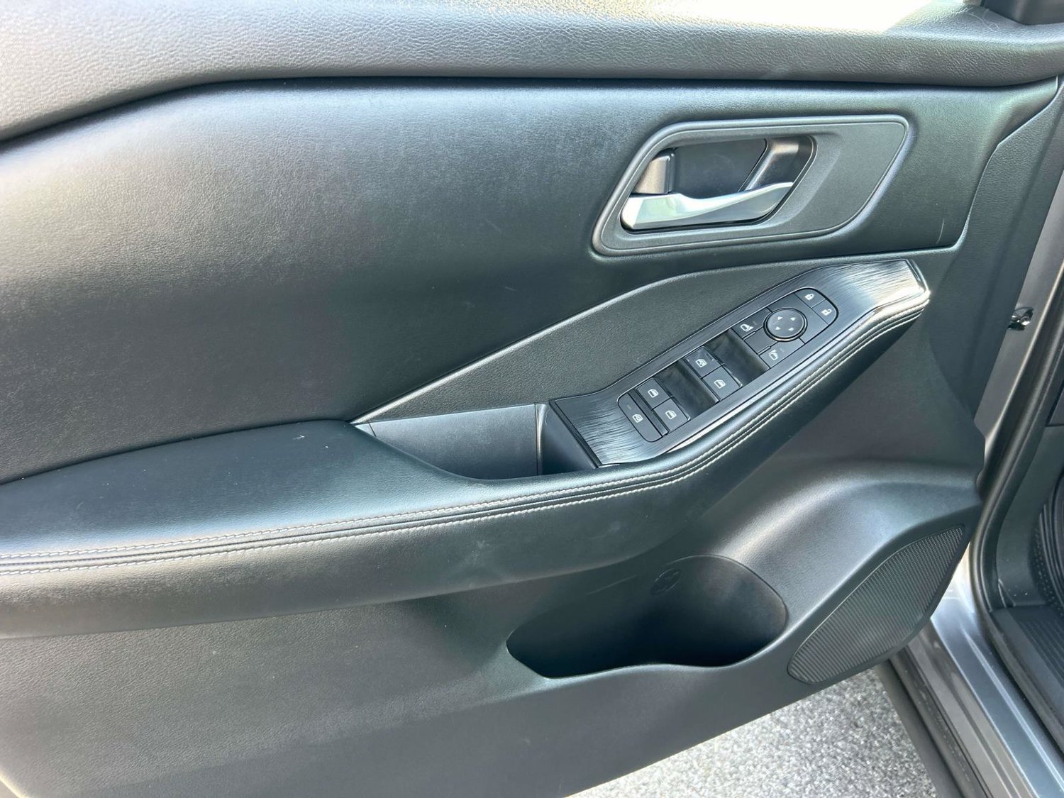 Used 2025 Nissan Rogue SV AWD/4WD image 28