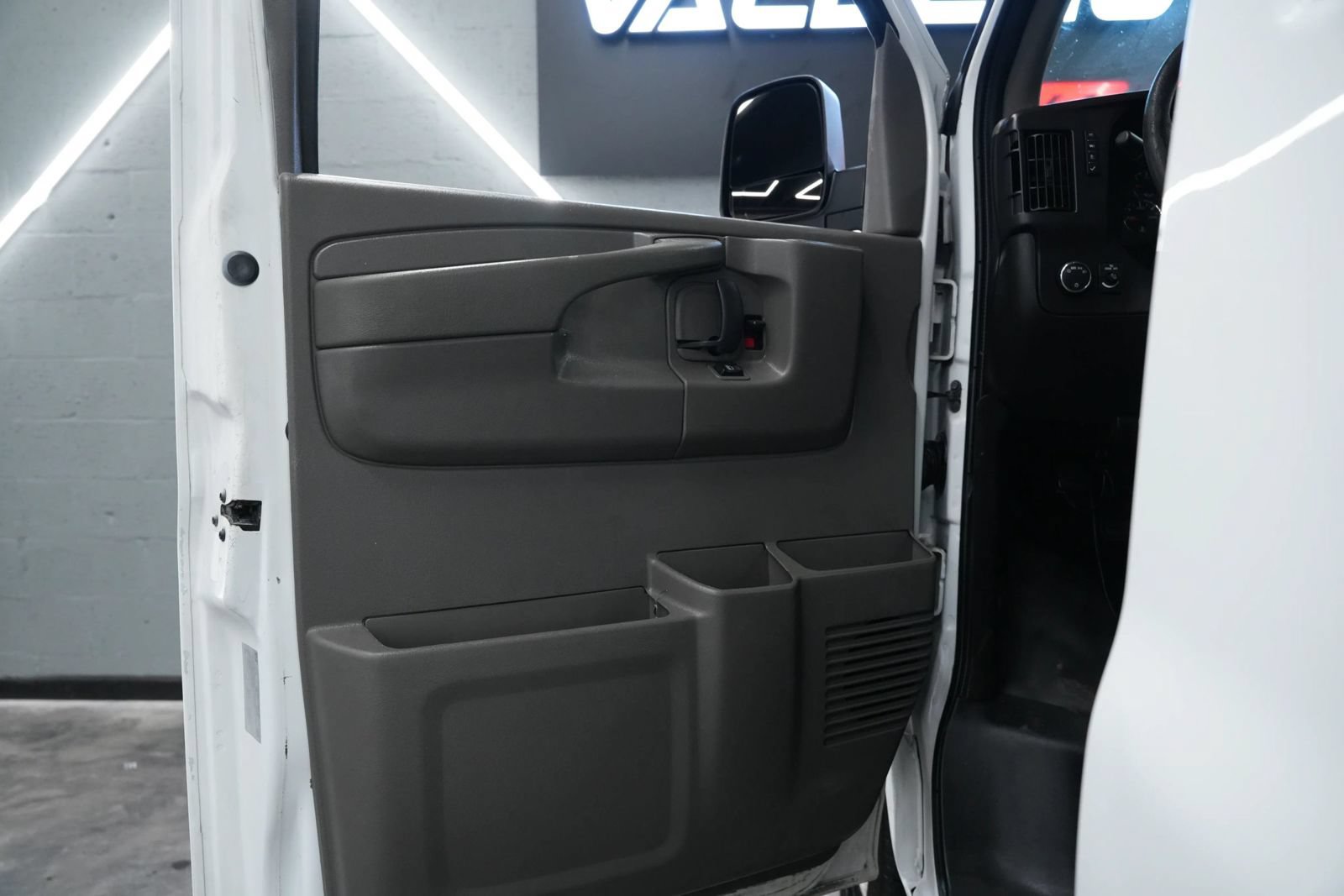 Used 2015 Chevrolet Express 2500 RWD image 24
