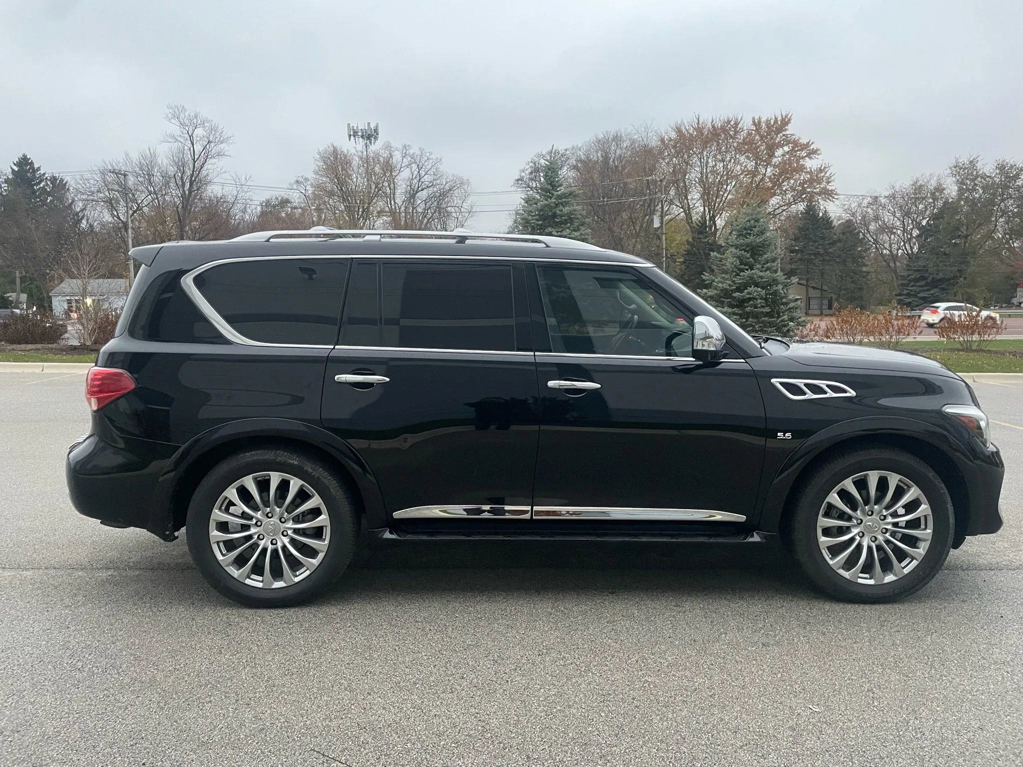 Used 2017 INFINITI QX80 2WD w/ Deluxe Technology Package image 4