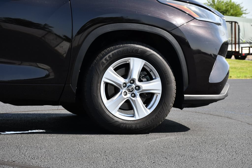 Used 2021 Toyota Highlander LE FWD image 9