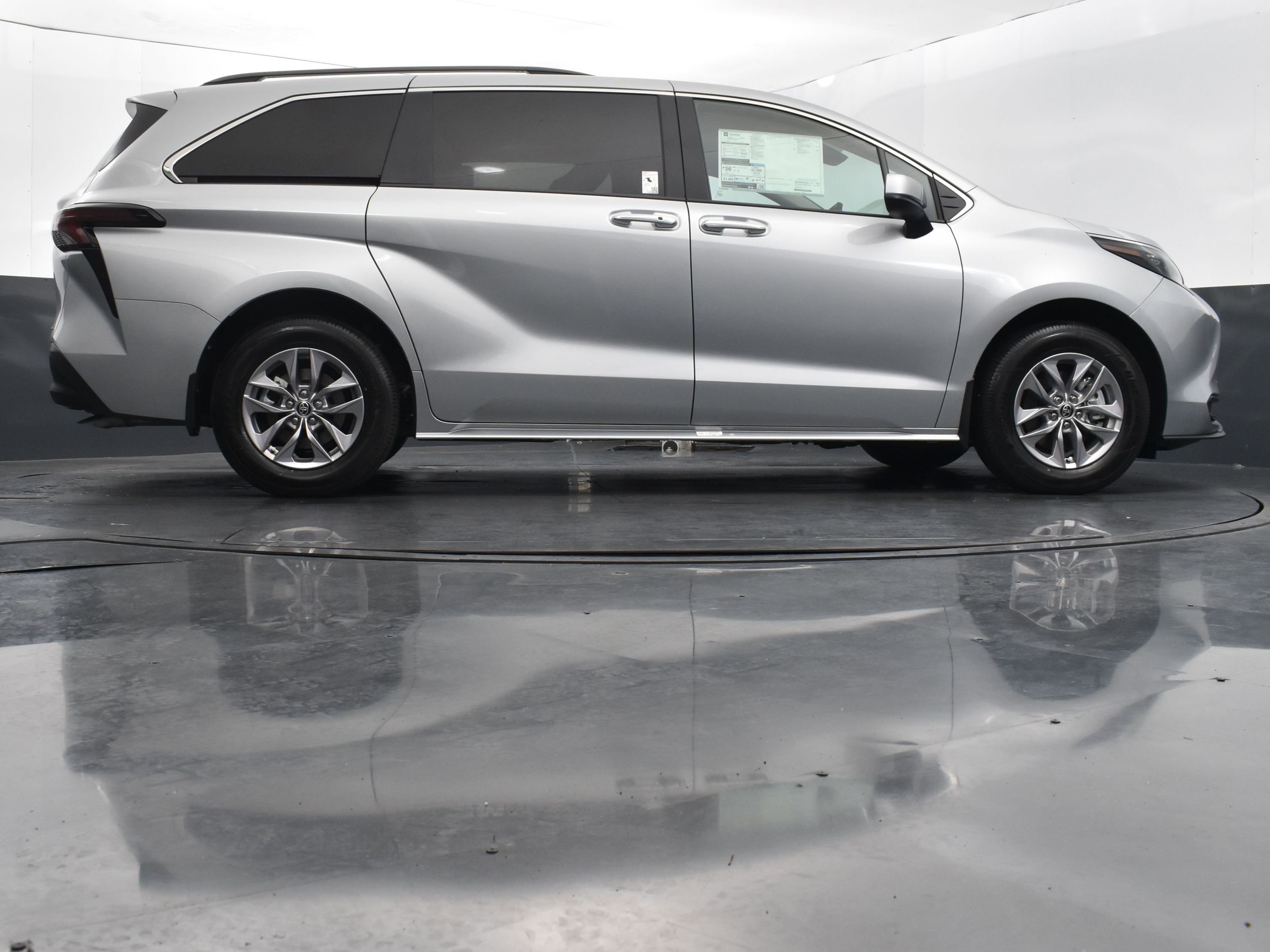 Used 2025 Toyota Sienna XLE FWD image 41