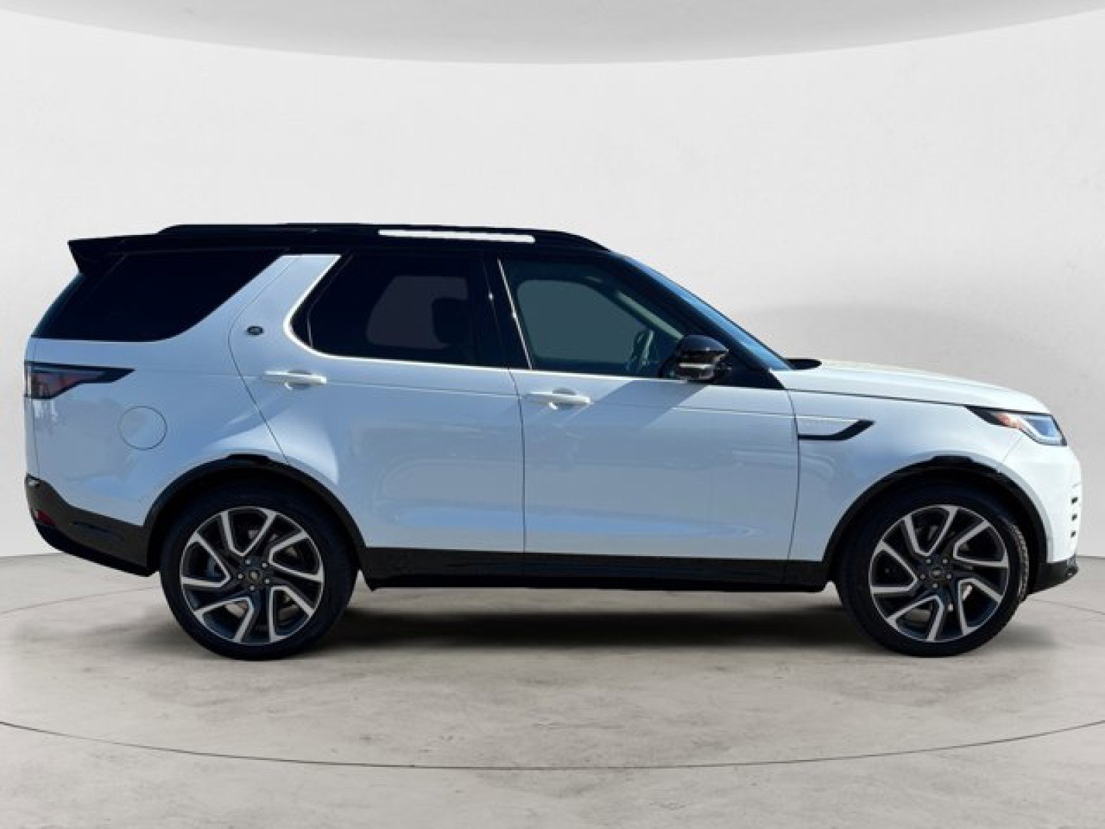New 2025 Land Rover Discovery Dynamic SE image 3