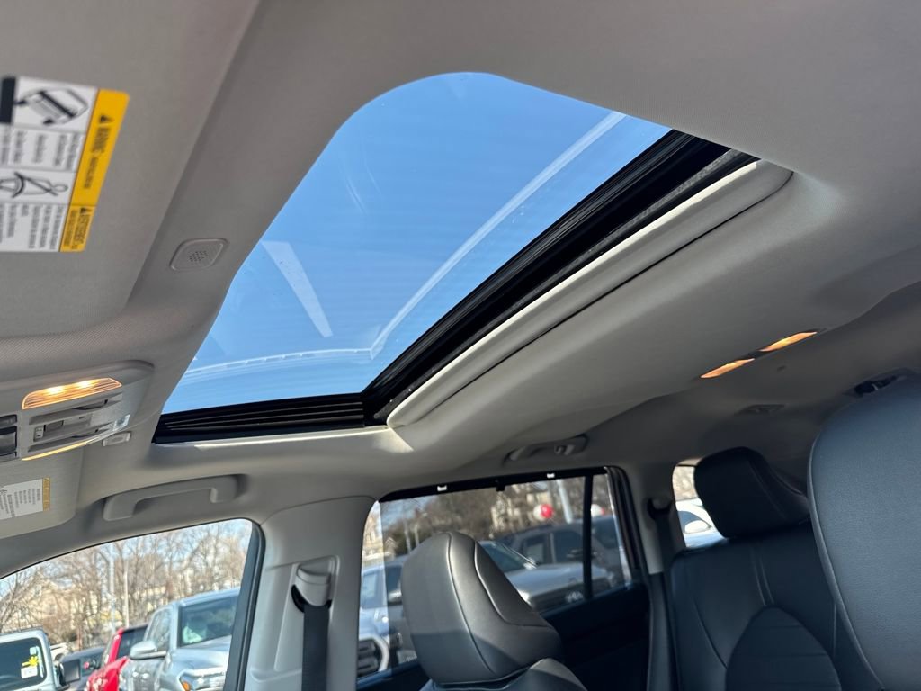 Used 2025 Toyota Highlander XLE image 18