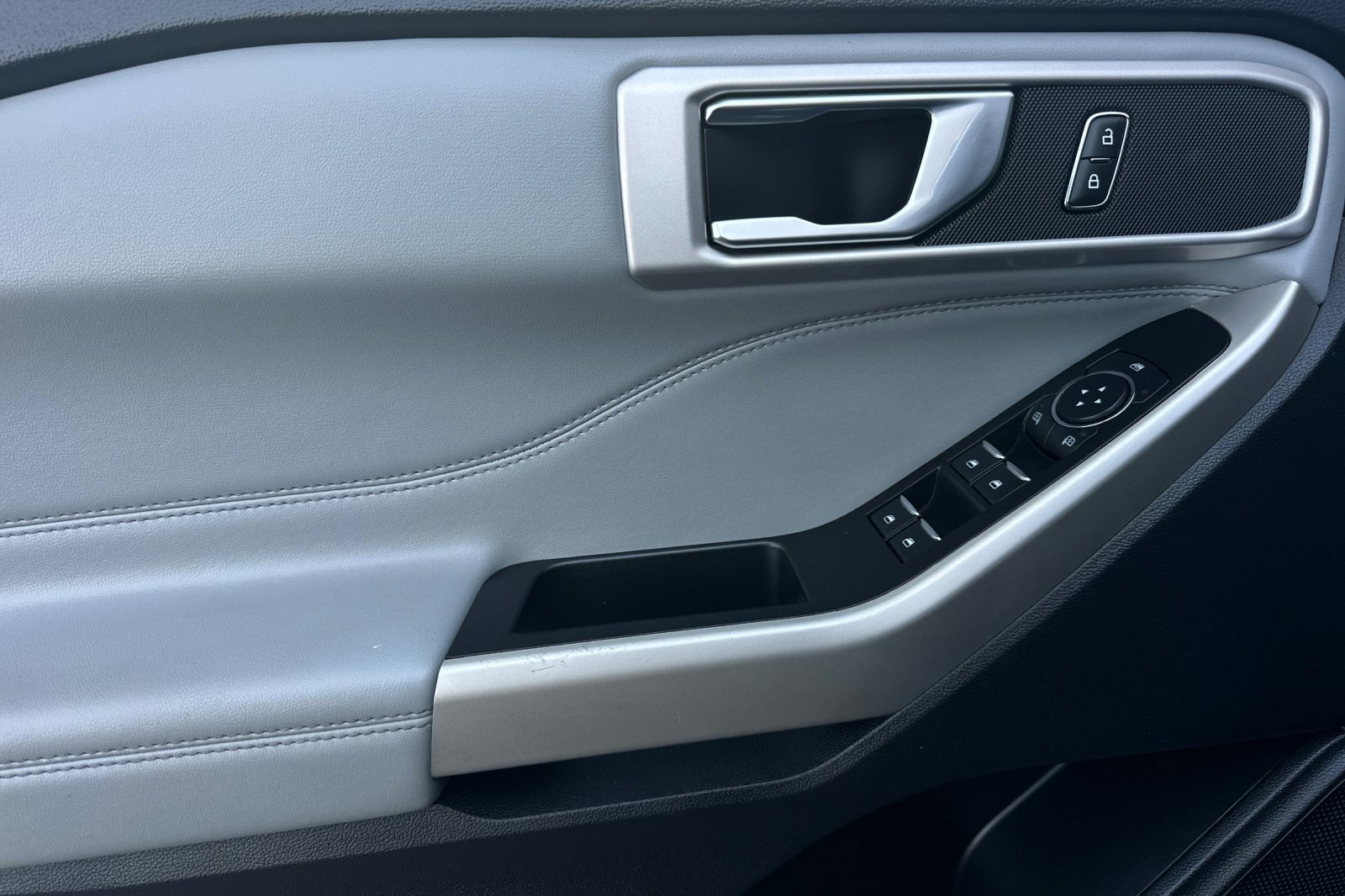 Certified 2022 Ford Explorer XLT w/ Equipment Group 202A image 10