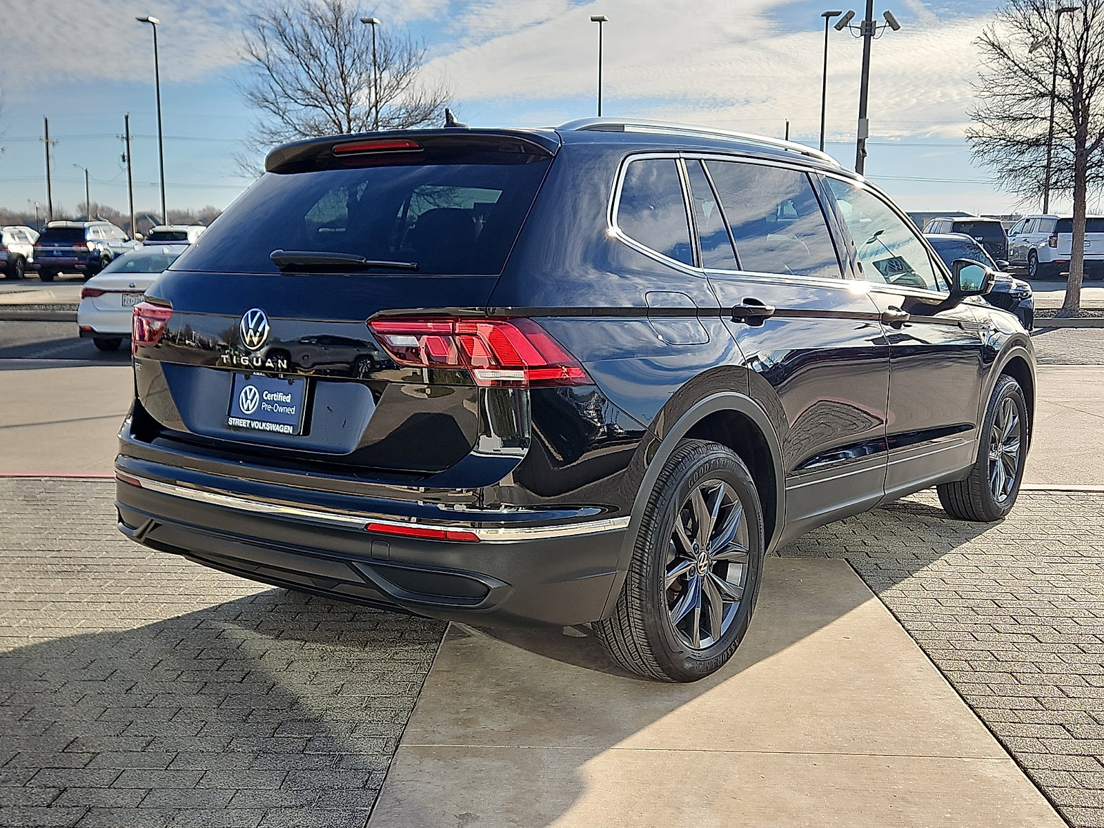 Certified 2022 Volkswagen Tiguan SE image 3