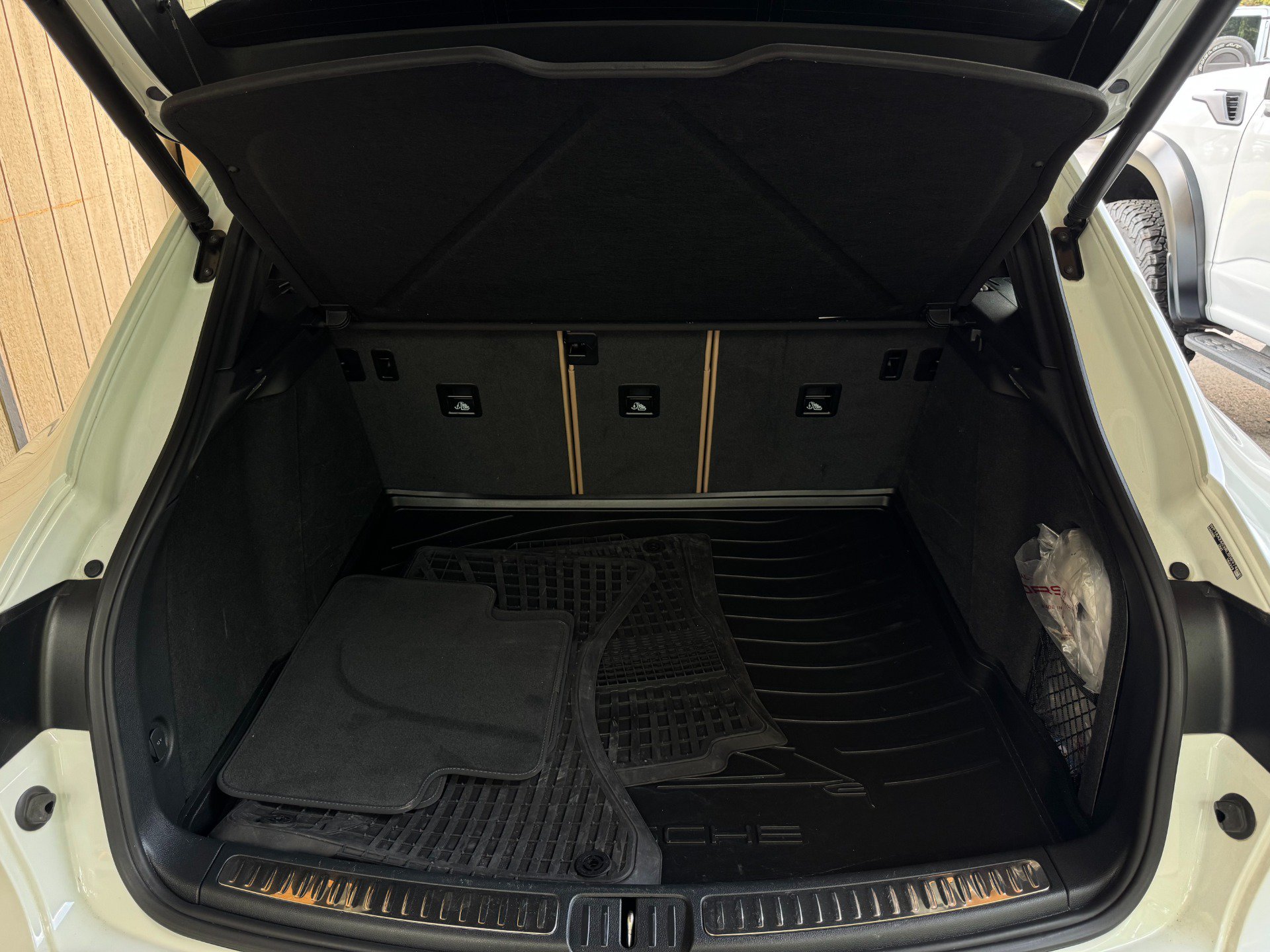 Used 2024 Porsche Macan AWD/4WD image 33