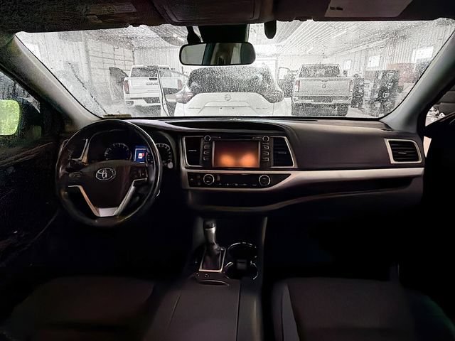 Used 2017 Toyota Highlander LE AWD/4WD image 10