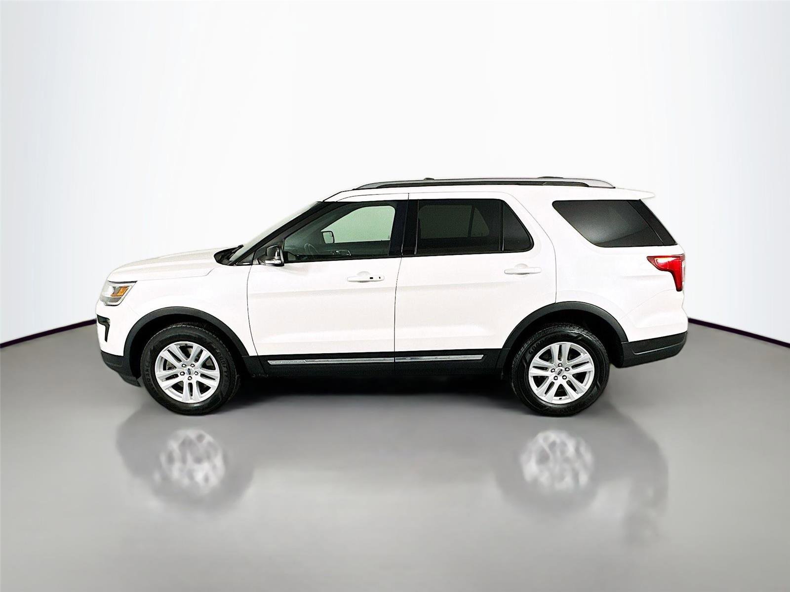 Used 2018 Ford Explorer XLT w/ Equipment Group 202A image 4