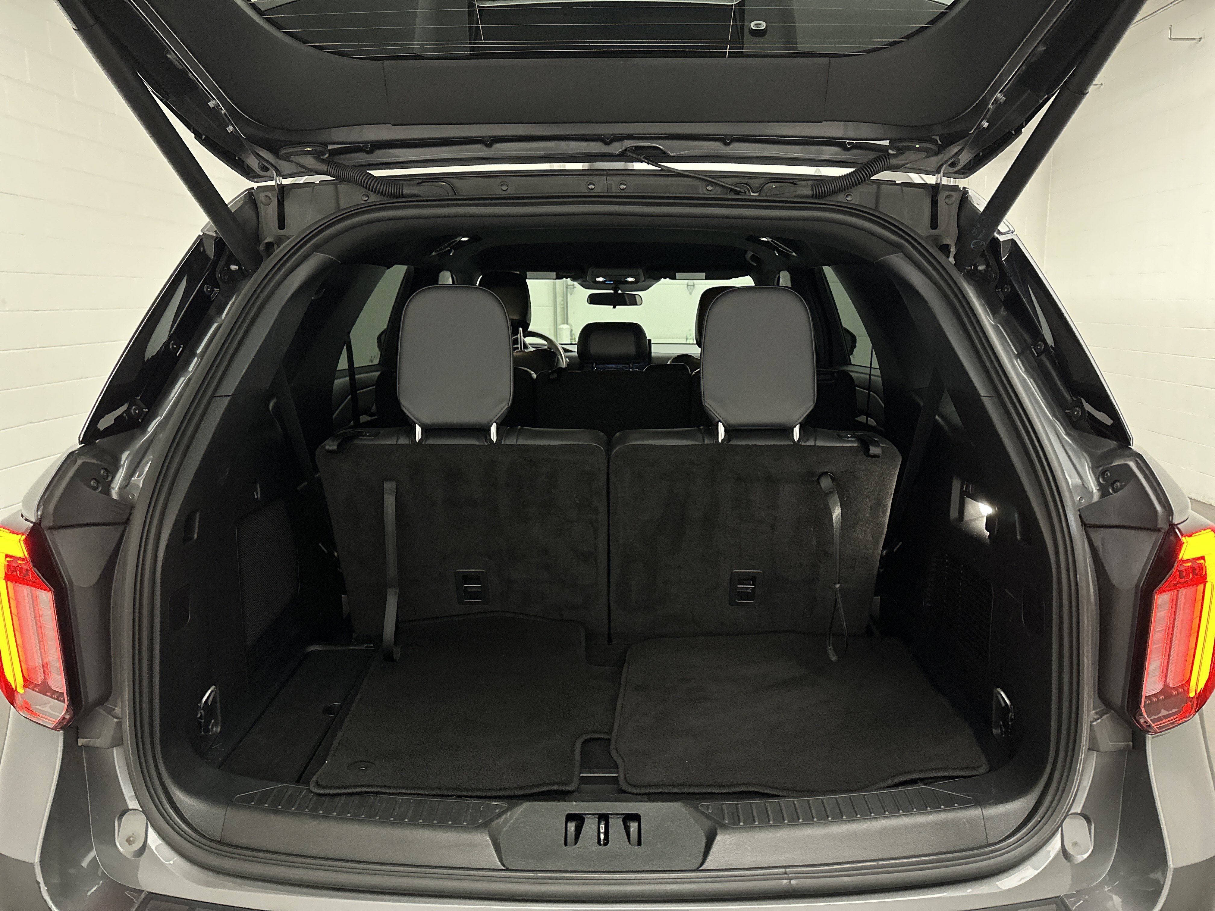 Used 2025 Ford Explorer ST-Line w/ ST-Line Street Pack AWD/4WD image 16