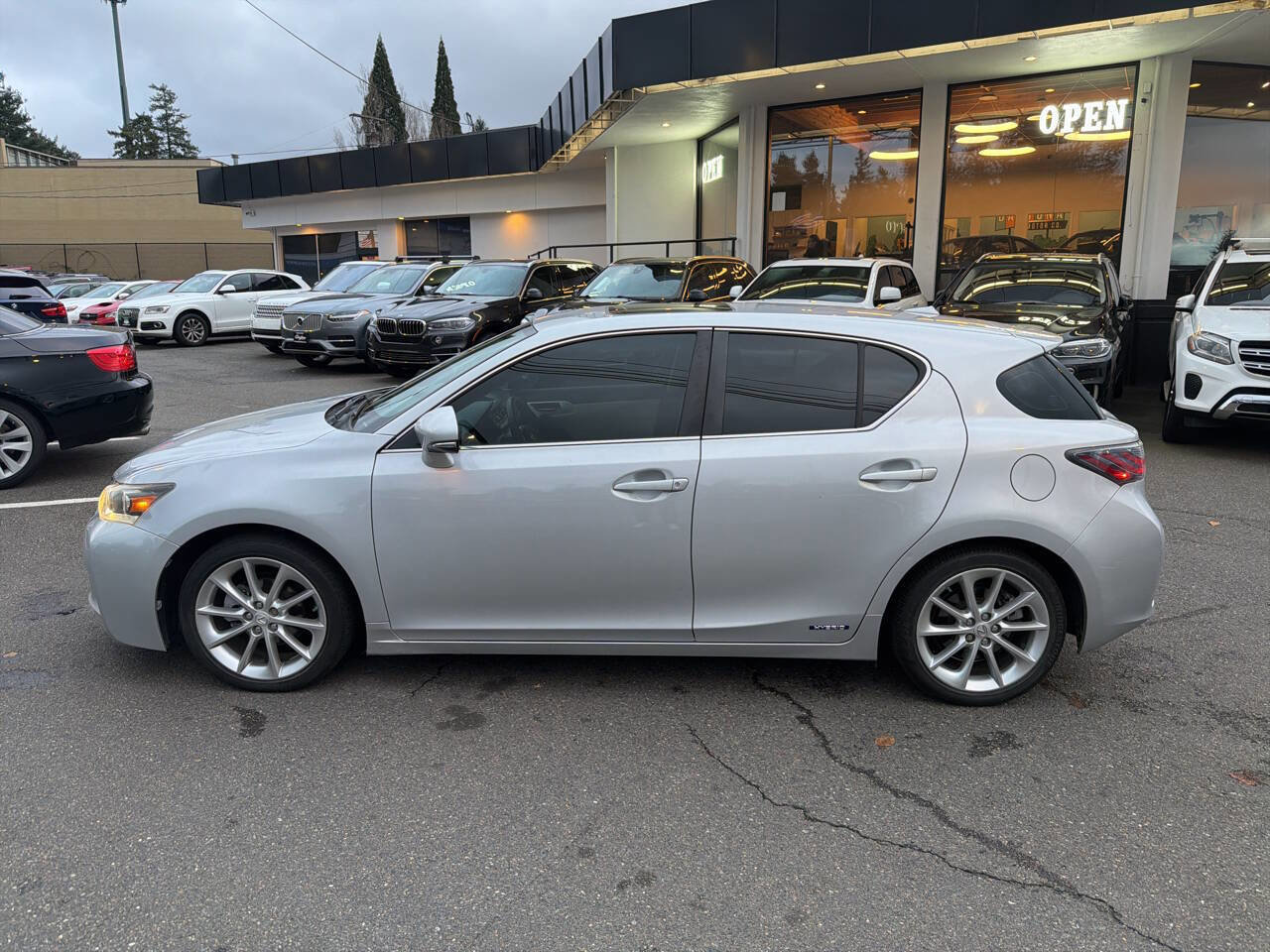 Used 2011 Lexus CT 200h Premium w/ Premium Audio Pkg image 2