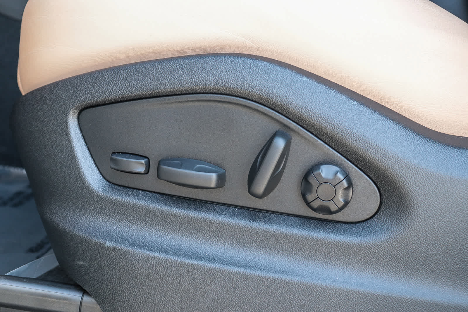 Used 2025 Porsche Cayenne Coupe image 29